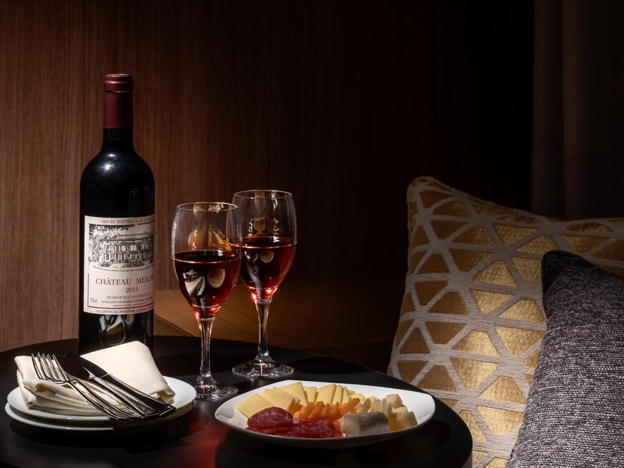 Mitsui Garden Hotel Roppongi Tokyo Premier Экстерьер фото A bottle of Château Margaux 1994